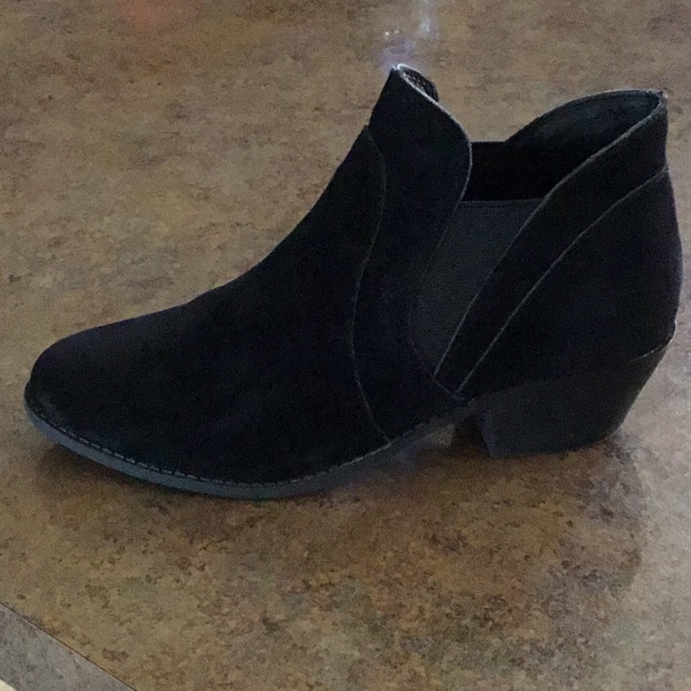 Black suede ankle boots, size 8M